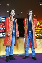 左から山崎育三郎、古川雄大。