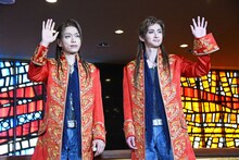 左から山崎育三郎、古川雄大。