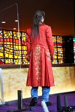 報道陣のリクエストに応え、その場で回って衣装をじっくりと見せてくれた古川雄大。