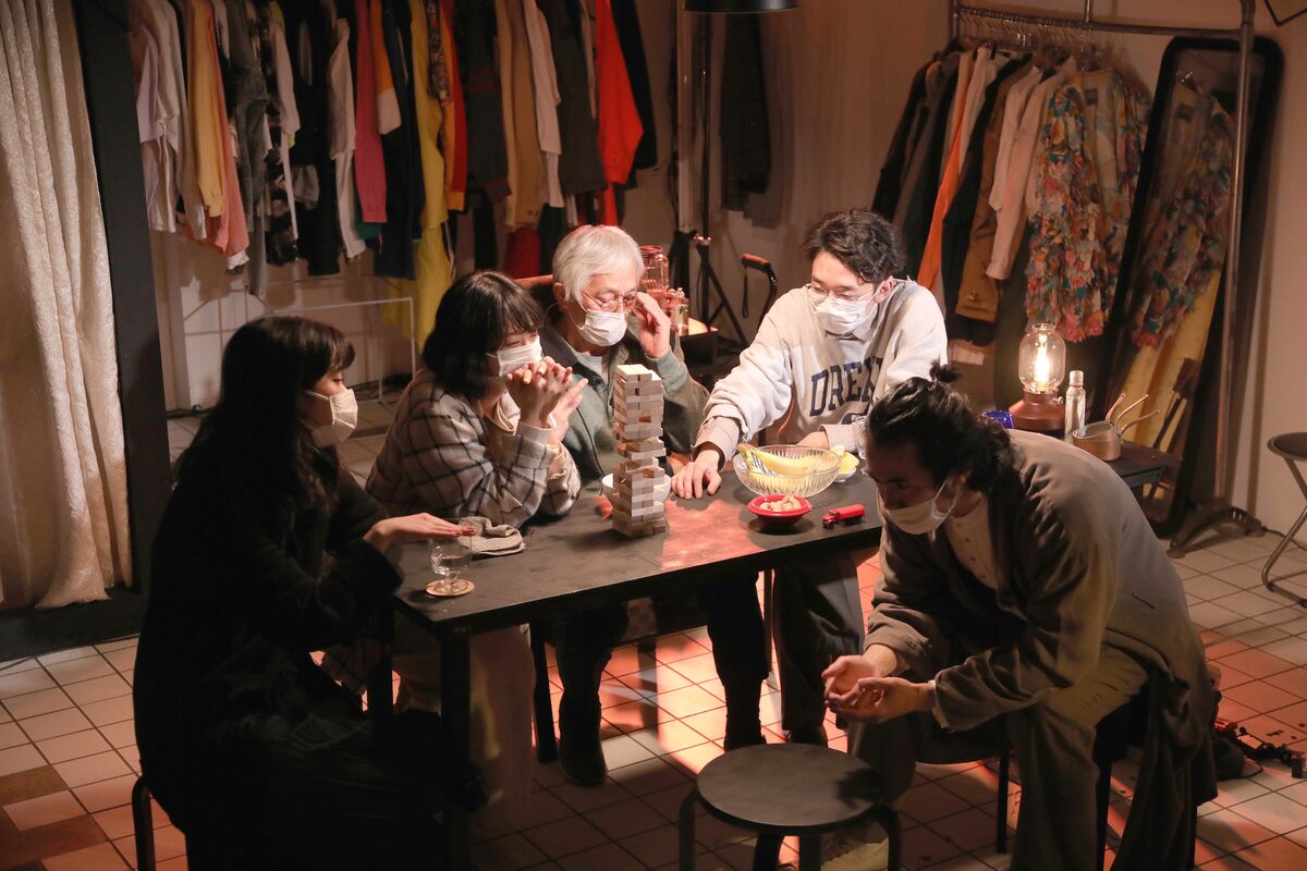 原宿という町そのもの を凝縮 エリア51が かもめ を解体する 喪 開幕 公演レポート コメントあり ステージナタリー