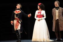 稽古中、今井翼から受けたエスコートを再現する塩田康平（左）。