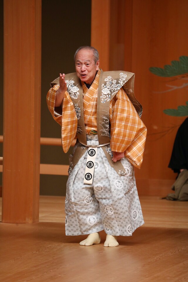 「柑子」より、野村万作。（撮影：オクムラ写真館）