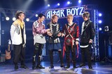 「ALTAR BOYZ（アルターボーイズ）」ゲネプロ前に行われたフォトセッションの様子。カメラに向かって両手でピースサインをしようとした東山義久（中央）を「ダサいからやめて！（笑）」と制止する中河内雅貴（左から2番目）と植木豪（右から2番目）。