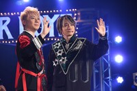 「ALTAR BOYZ（アルターボーイズ）」ゲネプロ前に行われたフォトセッションの様子。左から植木豪、良知真次。