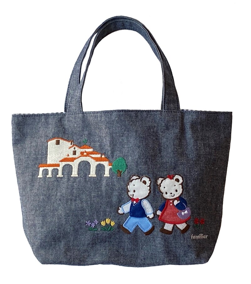 ファミちゃんとリアちゃん、宝塚大劇場が刺繍されたバッグ。(c)宝塚クリエイティブアーツ