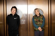 左から藤原竜也、柄本明。