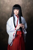 春名真依扮する七重。