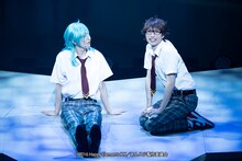 左から井澤巧麻扮する深海奏汰、佐伯亮扮する守沢千秋。