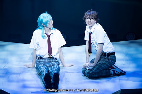 左から井澤巧麻扮する深海奏汰、佐伯亮扮する守沢千秋。