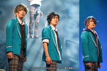 左から松井勇歩扮する高峯翠、中西智也扮する南雲鉄虎、深澤大河扮する仙石忍。