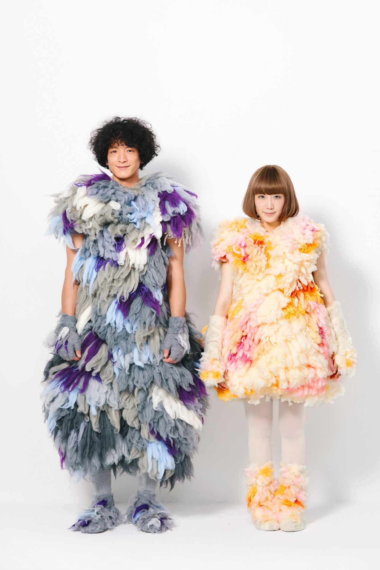 左から渡部豪太扮するガブ、北浦愛扮するメイ。