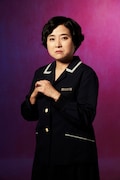 「ミュージカル『衛生』~リズム&バキューム~」より、佐藤真弓のビジュアル。