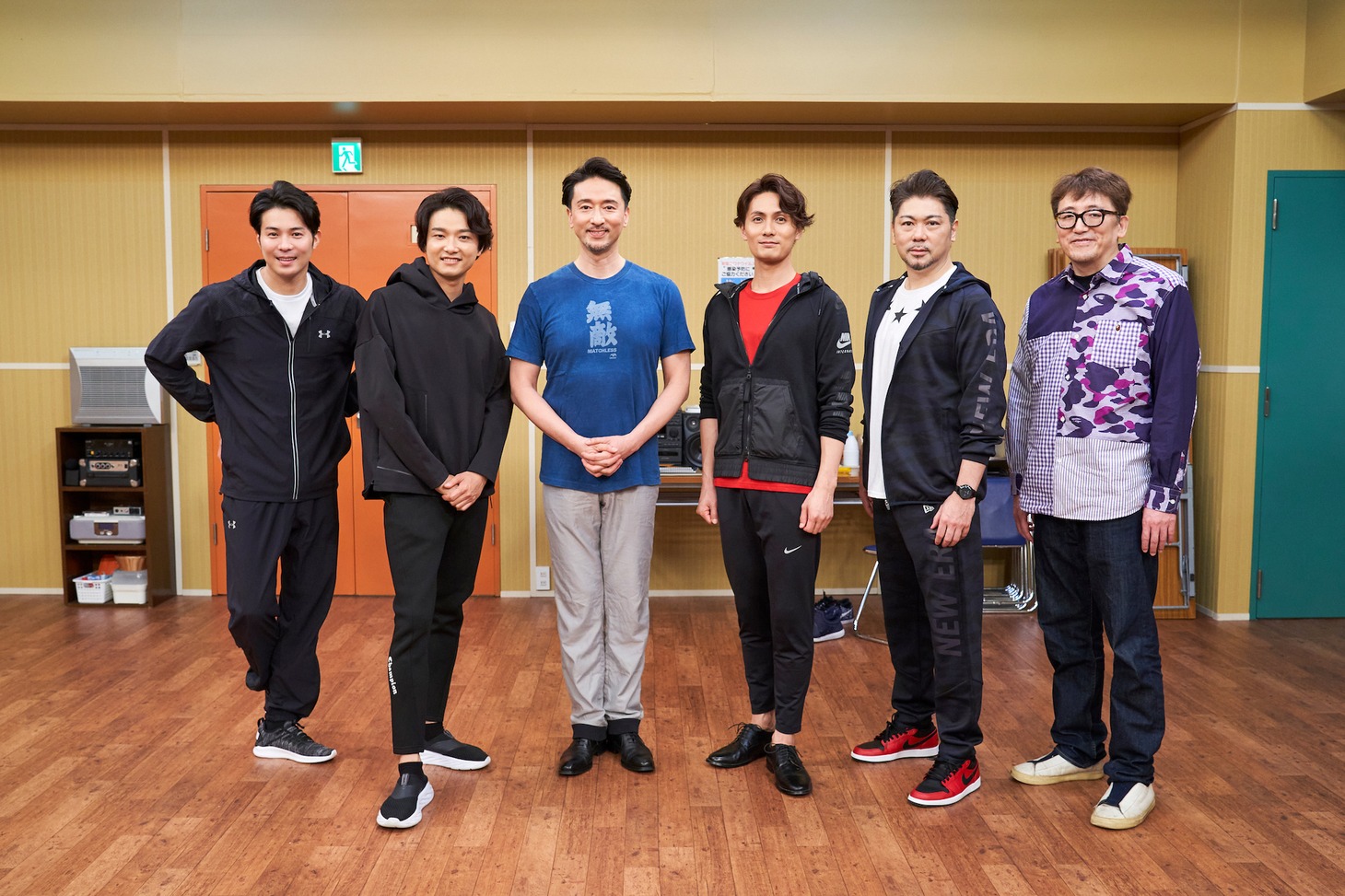 「オリジナルミュージカルコメディ 福田雄一×井上芳雄『グリーン&ブラックス』」#49の出演者と、企画・演出の福田雄一（右）。