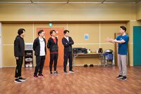 新企画「シークレット・ゼミ」で“悪役の極意”を伝授する岡幸二郎（右）。