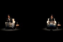 「坂元裕二 朗読劇2021『忘れえぬ 忘れえぬ』、『初恋』と『不倫』」より。左から高橋一生、酒井若菜。（撮影：熊谷仁男）