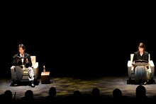 「坂元裕二 朗読劇2021『忘れえぬ 忘れえぬ』、『初恋』と『不倫』」より。左から高橋一生、酒井若菜。（撮影：熊谷仁男）