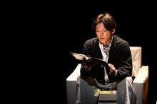 「坂元裕二 朗読劇2021『忘れえぬ 忘れえぬ』、『初恋』と『不倫』」より。高橋一生。（撮影：熊谷仁男）