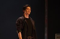 「FICTIONAL STAGE『亡国のワルツ』」より。（撮影：金丸圭）