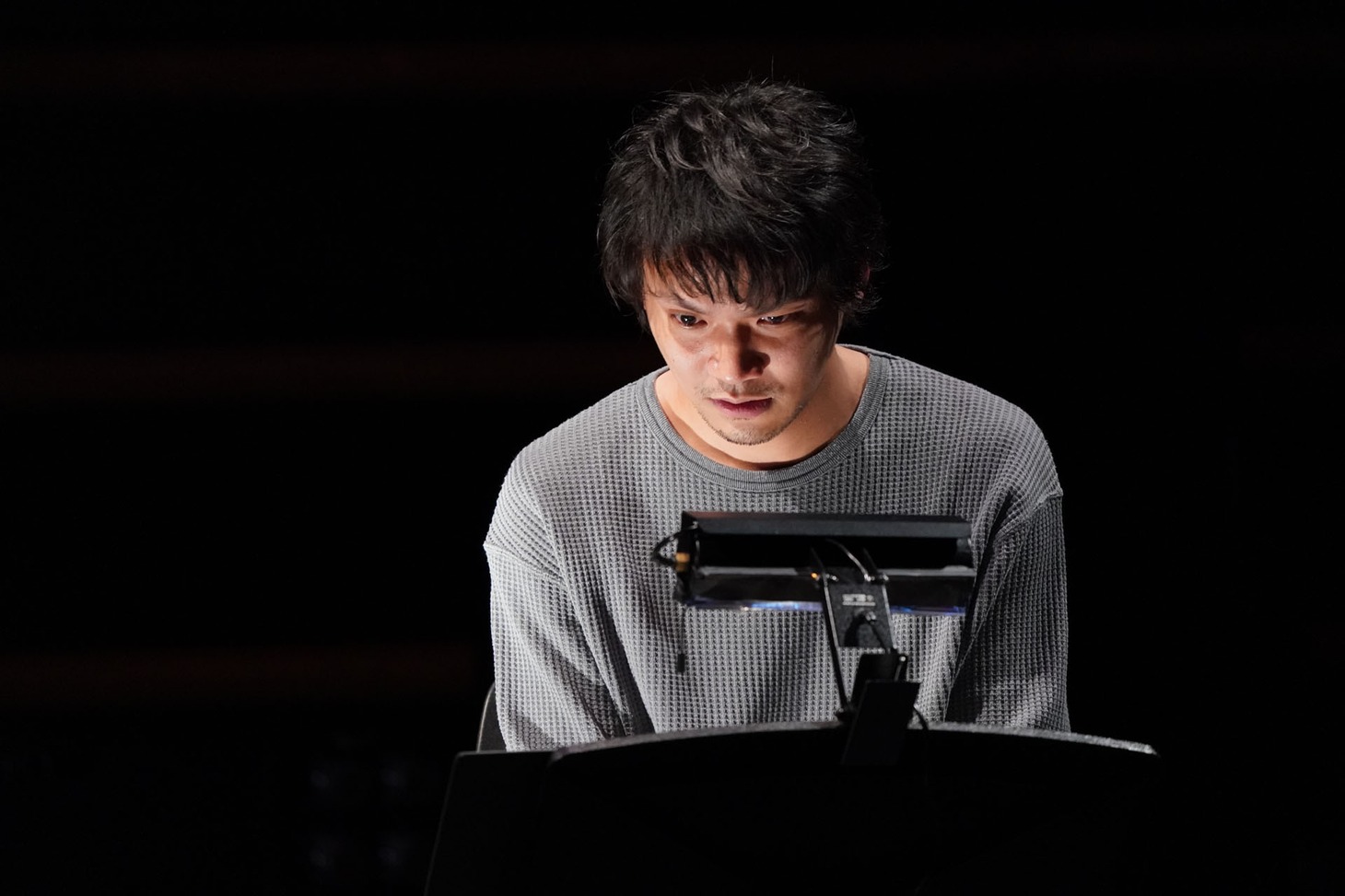 KAAT神奈川芸術劇場プロデュース リーディング公演「ポルノグラフィ」より。（撮影：中村彰）