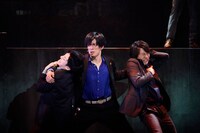 「舞台『ROAD59 -新時代任侠特区-』摩天楼ヨザクラ抗争」より。(c)bushiroad / 曳野若菜