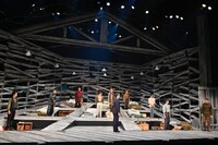 PARCO劇場オープニングシリーズ「大地（Social Distancing Version）」より。（撮影：阿部章仁）