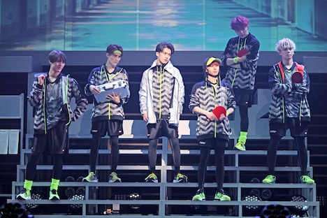 「FAKE MOTION -THE SUPER STAGE-」より。