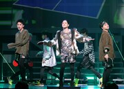 「FAKE MOTION -THE SUPER STAGE-」より。