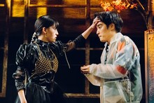 ロロ「いつだって可笑しいほど誰もが誰か愛し愛されて第三小学校」より。（撮影：伊原正美）