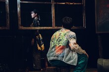 ロロ「いつだって可笑しいほど誰もが誰か愛し愛されて第三小学校」より。（撮影：伊原正美）