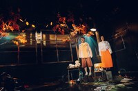 ロロ「いつだって可笑しいほど誰もが誰か愛し愛されて第三小学校」より。（撮影：伊原正美）