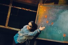 ロロ「いつだって可笑しいほど誰もが誰か愛し愛されて第三小学校」より。（撮影：伊原正美）