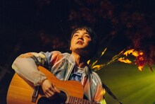 ロロ「いつだって可笑しいほど誰もが誰か愛し愛されて第三小学校」より。（撮影：伊原正美）