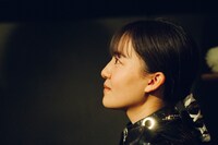 ロロ「いつだって可笑しいほど誰もが誰か愛し愛されて第三小学校」より。（撮影：伊原正美）