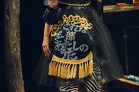 ロロ「いつだって可笑しいほど誰もが誰か愛し愛されて第三小学校」より。（撮影：伊原正美）