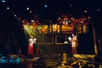 ロロ「いつだって可笑しいほど誰もが誰か愛し愛されて第三小学校」より。（撮影：伊原正美）