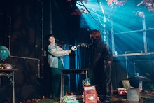 ロロ「いつだって可笑しいほど誰もが誰か愛し愛されて第三小学校」より。（撮影：伊原正美）