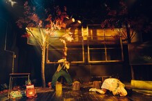 ロロ「いつだって可笑しいほど誰もが誰か愛し愛されて第三小学校」より。（撮影：伊原正美）