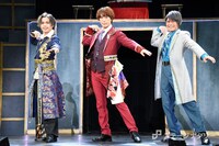 「This is 大奥」取材会より、左から小川優、越岡裕貴、玉野和紀。ポーズは玉野が考案したもの。