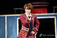 「This is 大奥」取材会より、報道陣のむちゃぶりに応え、投げキスを披露する越岡裕貴。