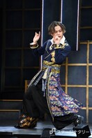 「This is 大奥」取材会より、“亀梨和也がたまにライブでしている動き”のものまねを見せる小川優。