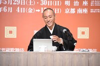 懇親会は大阪のリモート会場にも中継された。市川海老蔵は、大阪会場の様子を映すタブレットをのぞきながら、関西の報道陣からの質問に答えていた。