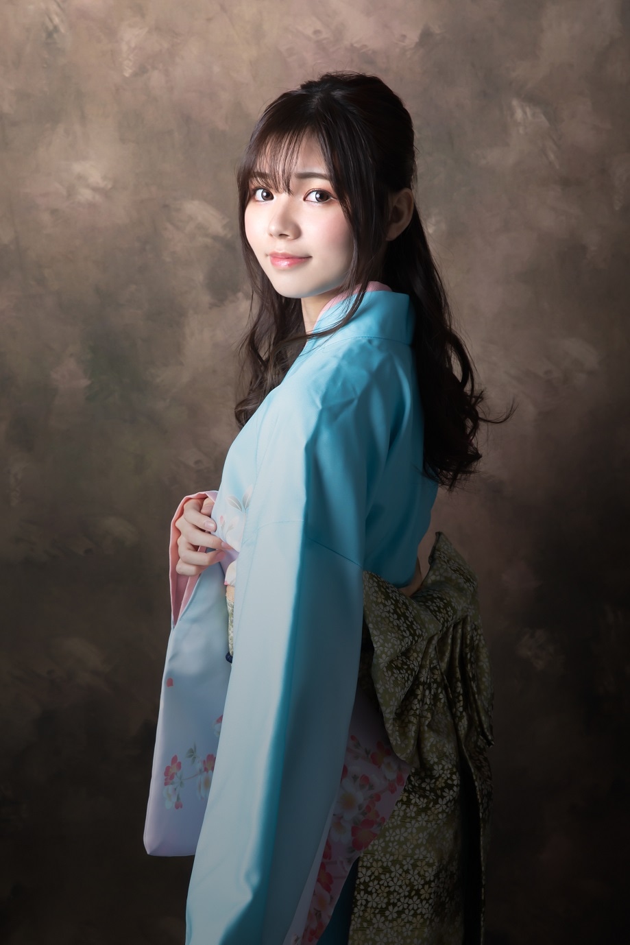 浜浦彩乃扮する香夜。