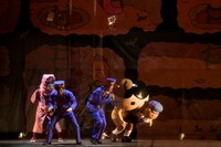 「おしりたんていミュージカル～むらさきふじんのあんごうじけん～」より。