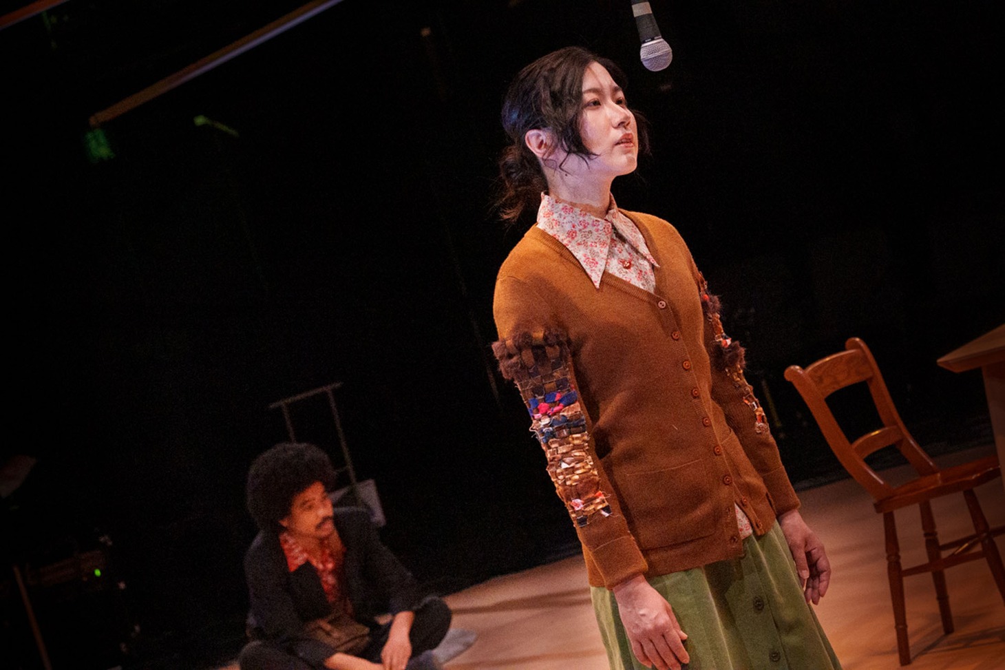 ヌトミック＋細井美裕「『波のような人』マルチチャンネルスピーカーと俳優のための演劇作品」より。（Photo by Naoshi Hatori）
