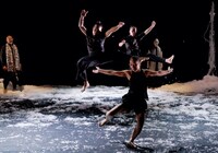 KAAT DANCE SERIES
Cross Transit project「土の脈」より。（撮影：大洞博靖）