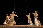2つのアークで描く、山海塾「ARC 薄明・薄暮」が東京で