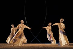 2つのアークで描く、山海塾「ARC 薄明・薄暮」が東京で