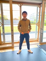 とっても若々しいですね。足元は白のシューズで。