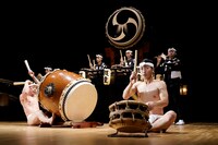 「ワン・アース・ツアー～鼓」より。（撮影：岡本隆史）
