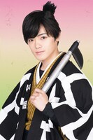 長江崚行扮する七味。